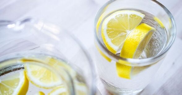 L’ajout de jus de citron à l’eau facilitera le respect d’un régime hydrique. 