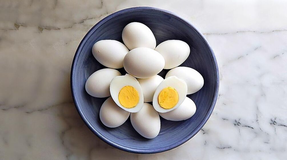Les œufs de poule sont un produit nécessaire dans le régime alimentaire chimique