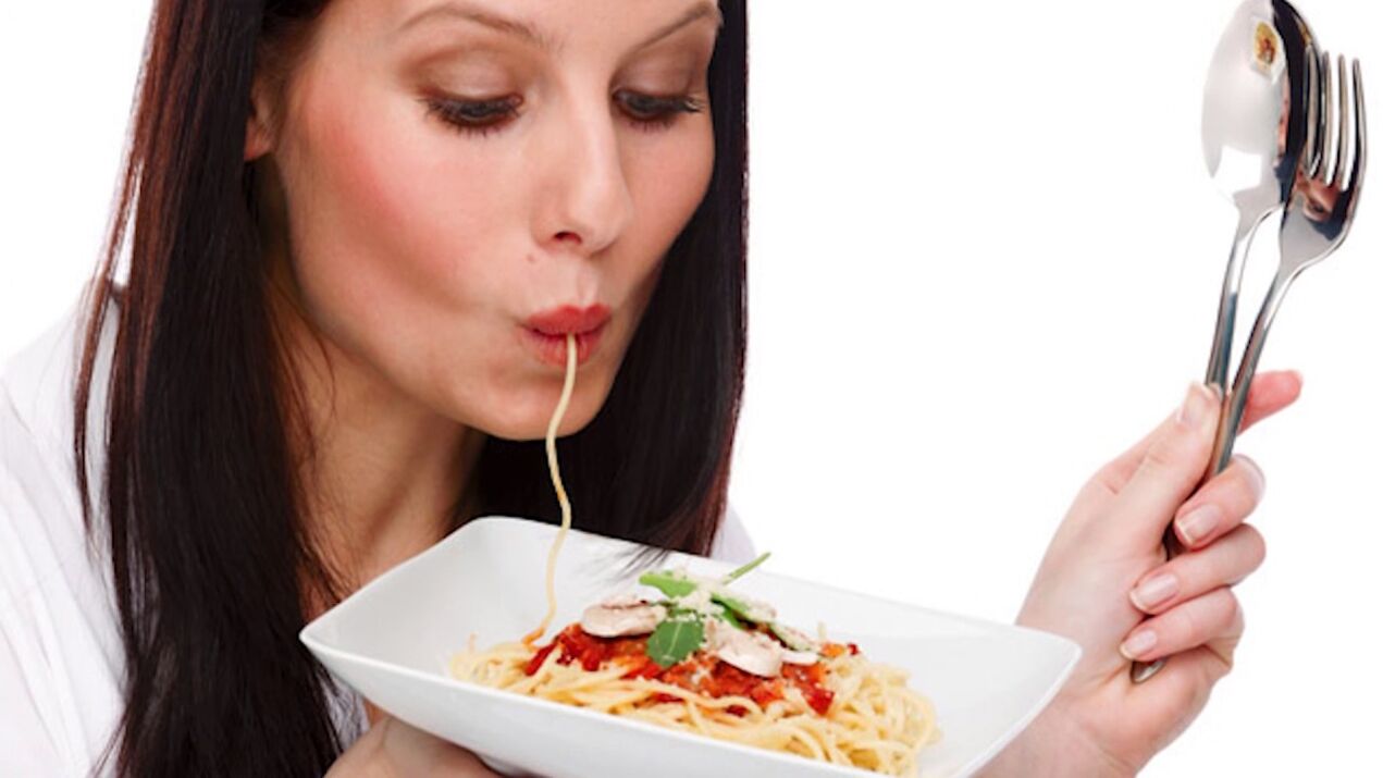femme mangeant des spaghettis pour perdre du poids du ventre