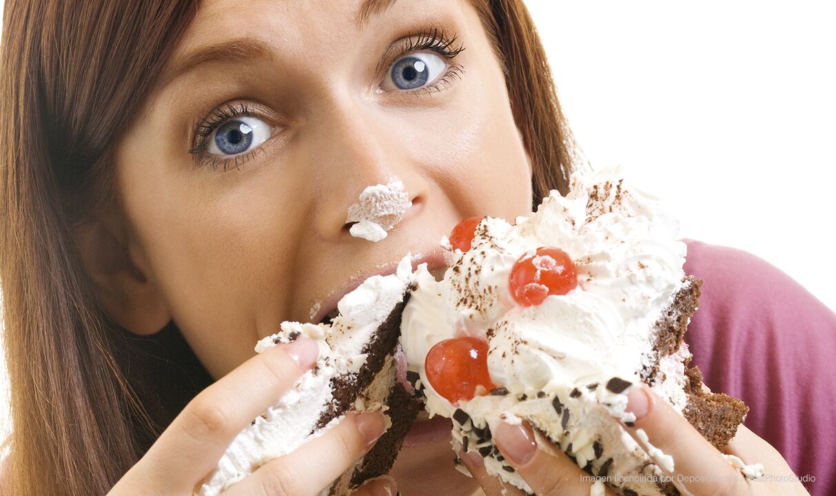 fille mangeant un gâteau et s'améliorant comment perdre du poids